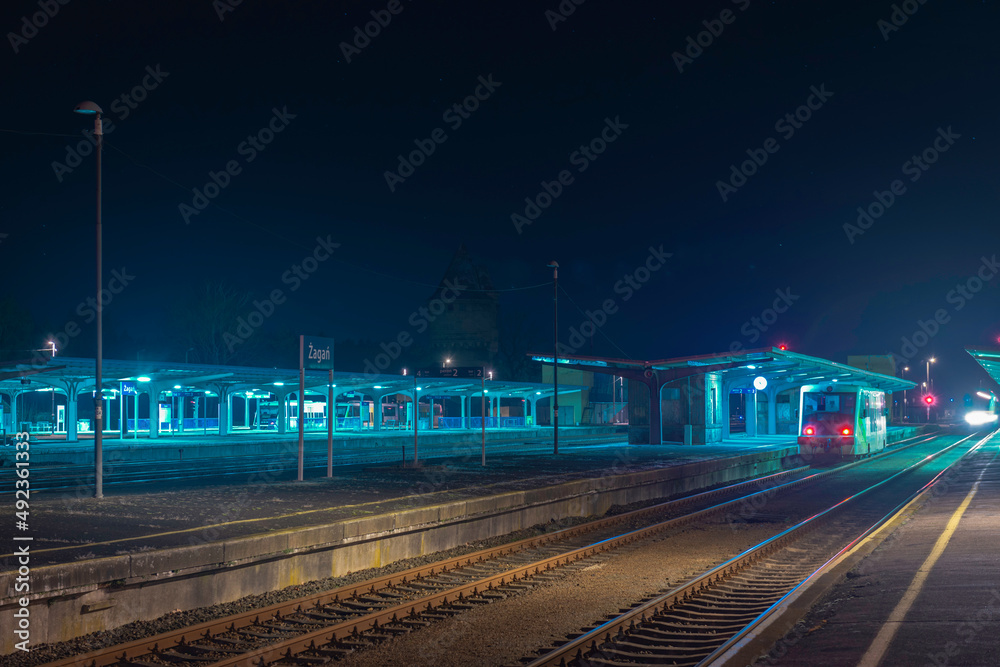 Perony na dworcu kolejowym w mieście Żagań w Polsce. Widok nocny.