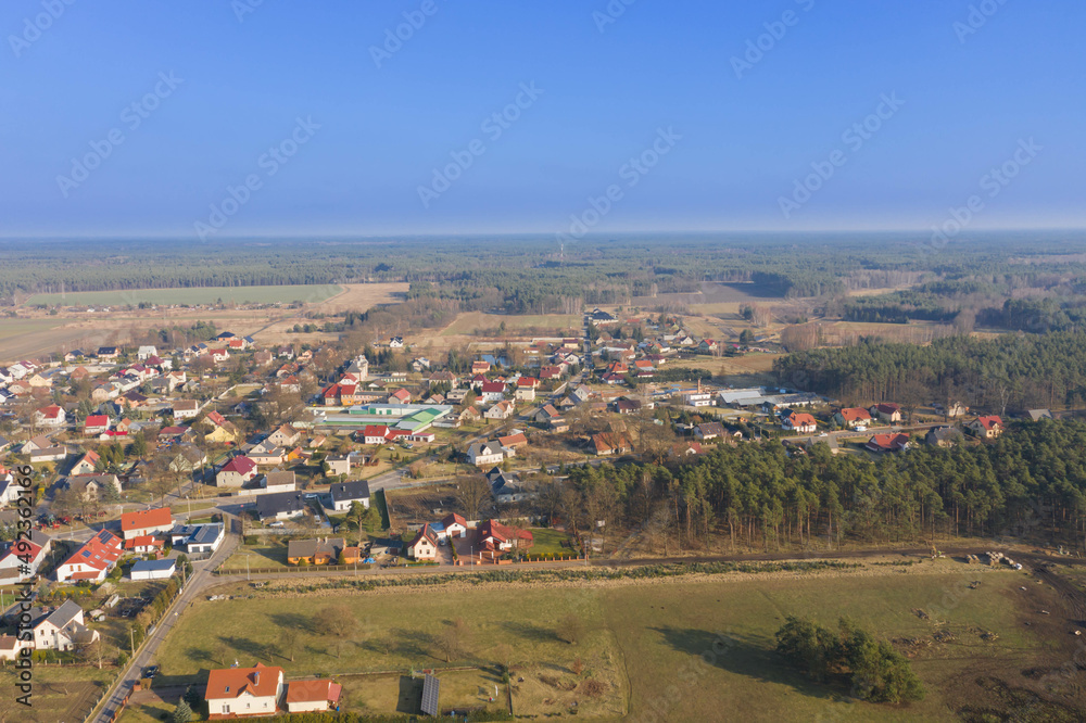 Zdjęcie panoramiczne małego miasteczka Iłowa, położonego w Polsce. Zdjęcie wykonane przy użyciu drona z dużej wysokości.