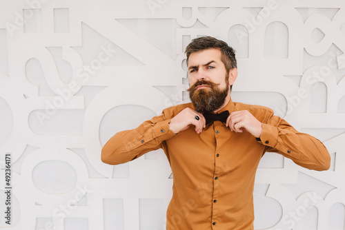 Billede på lærred Man with a beard on a white wall background with space for text.
