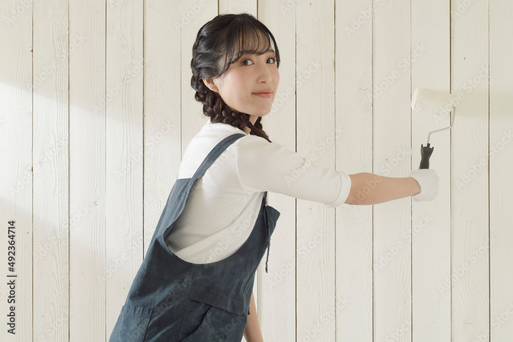 ペンキを塗る女性 ペンキを塗る女性