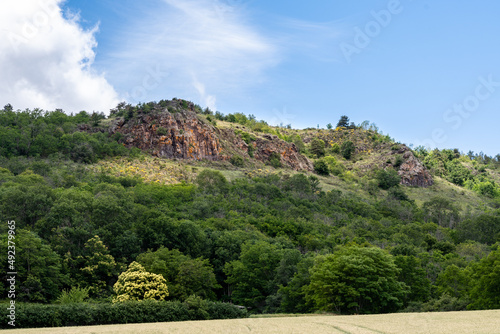 Orgues de basalte formant le plateau du puy de Lavelle dans le puy de d  me vue depuis le chemin de randonn  e par une belle journ  e printani  re