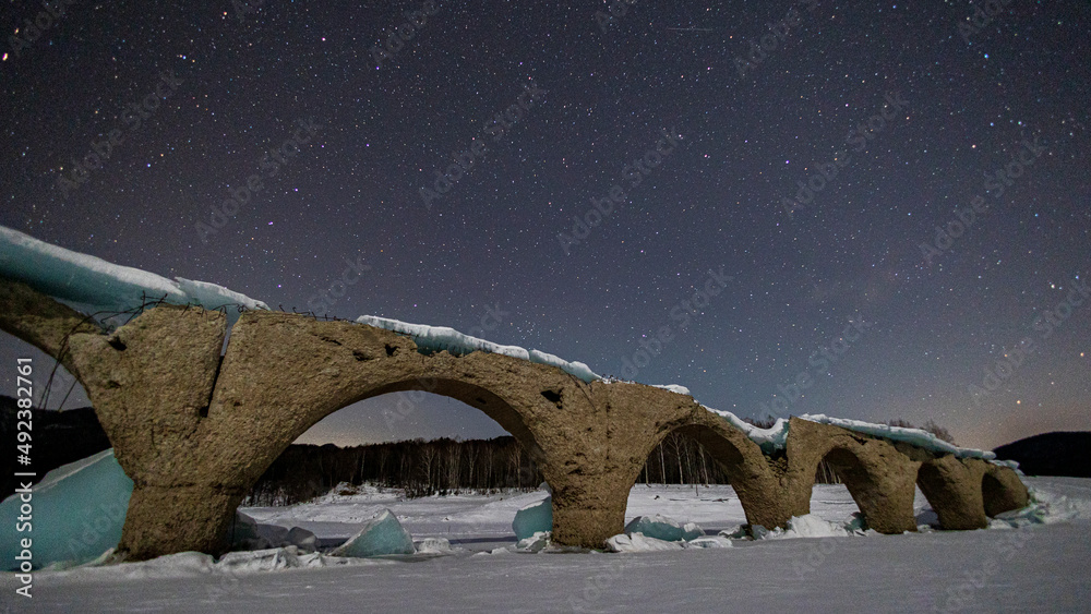 Fototapeta premium タウシュベツ橋梁 冬 夜 星空