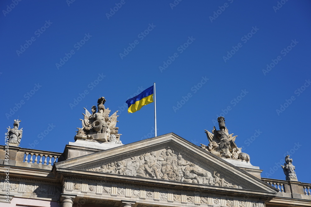 Obraz premium Wehende Fahne der Ukraine auf dem Zeughaus in Berlin