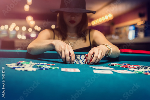 Fotografía young woman in black dress win In Blackjack game and rejoicing to all chips afte