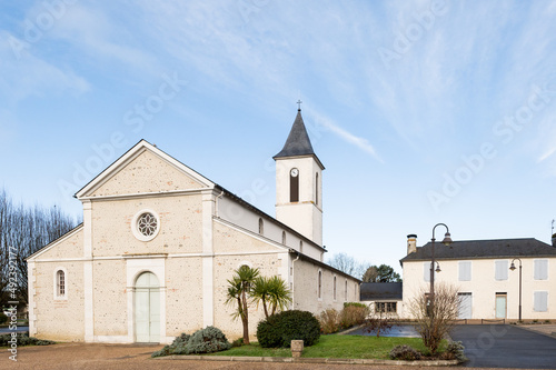 Eglise de Siros dans les pyrénées atlantiques  photo