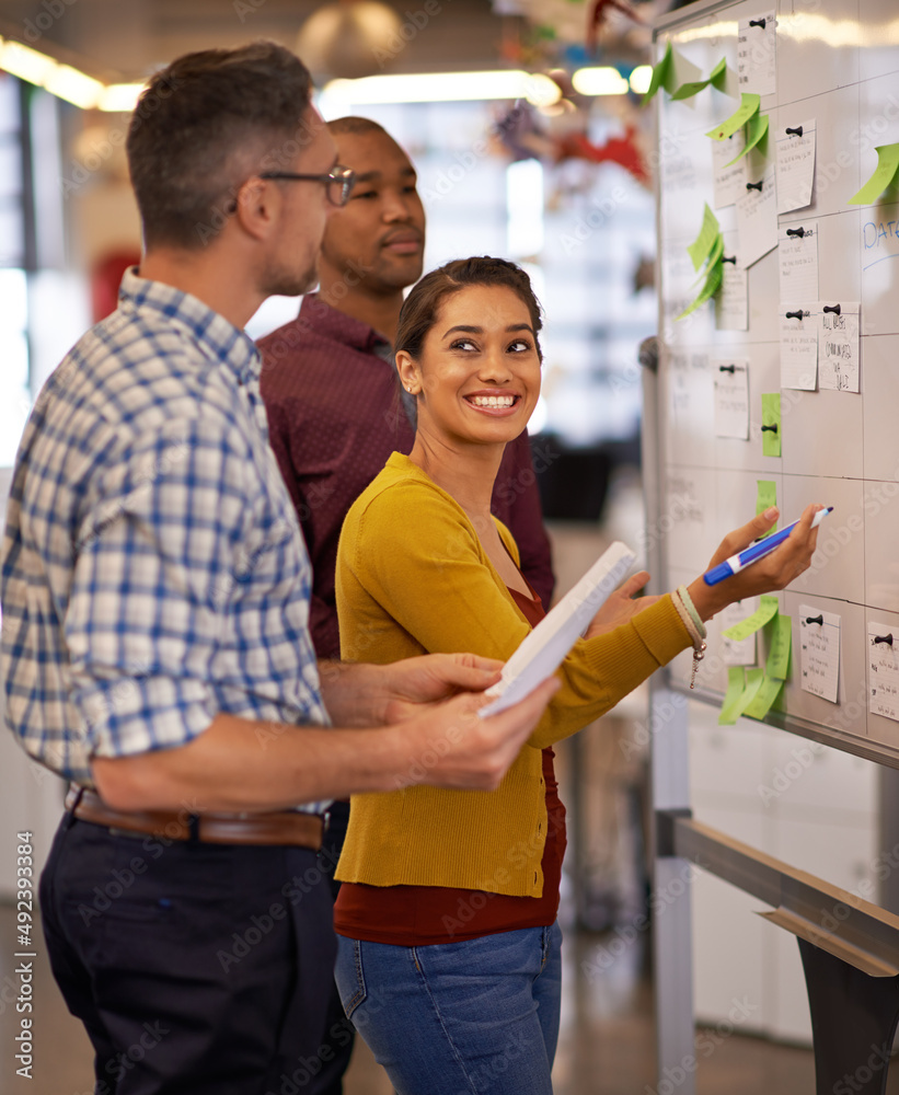 © Thurstan Hinrichsen/peopleimages.com - Being creative comes easy to them. Shot of a group of coworkers brainstorming at a whiteboard.