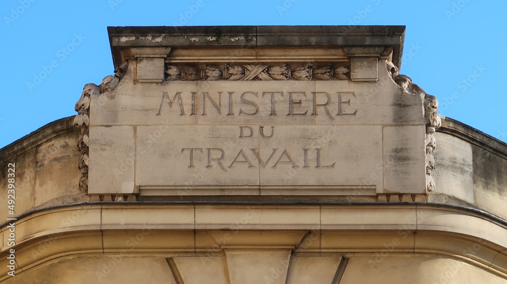 Fronton du Ministère du Travail français, Hôtel du Châtelet, rue de Grenelle, à Paris (France)