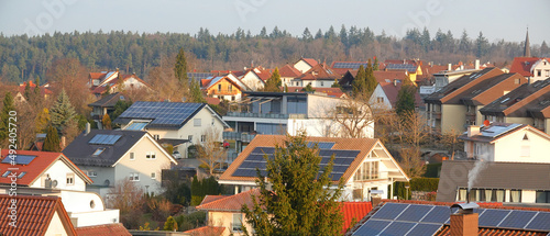 Blick über ein Wohngebiet mit Solaranlagen auf den Dächern