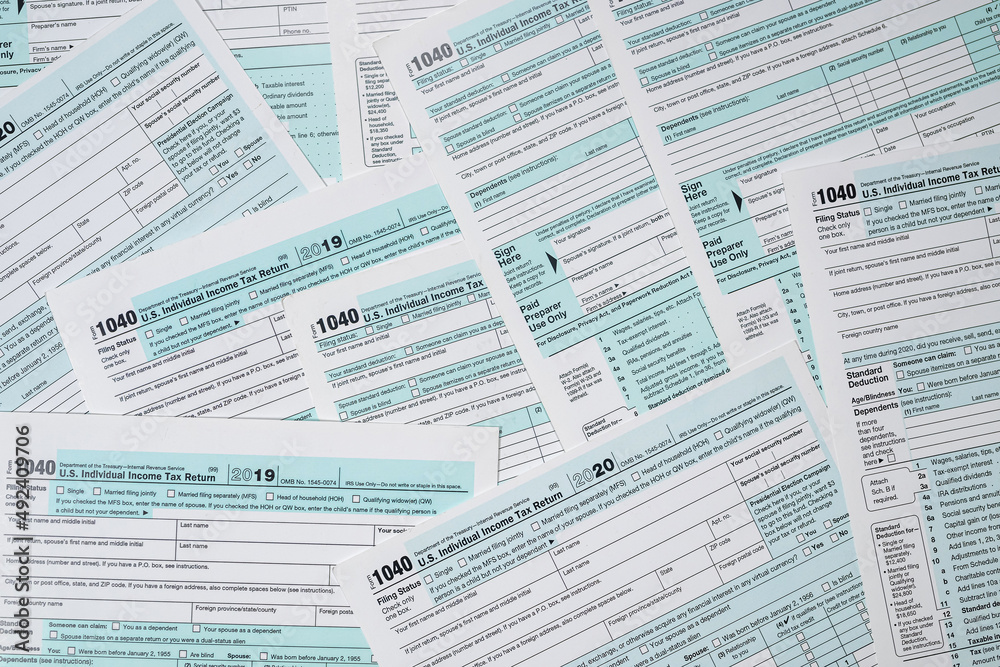 Obraz premium many 1040 us tax form as business background
