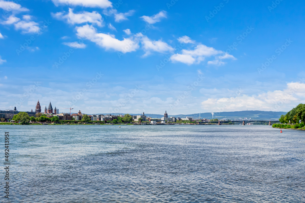 Aussicht von der Mainspitze auf Mainz, Landeshauptstadt von Rheinland-Pfalz Aussicht von der Mainspitze auf Mainz, Landeshauptstadt von Rheinland-Pfalz