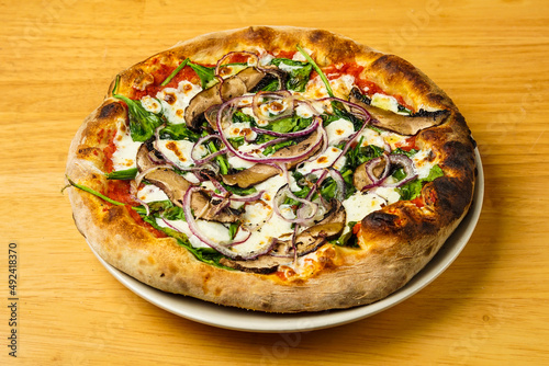 pizza with spinach, mushrooms and onions