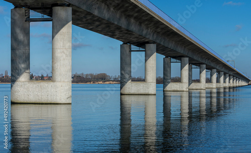 Die Rügenbrücke am Rügendamm zwischen der Insel und Stralsund © spuno