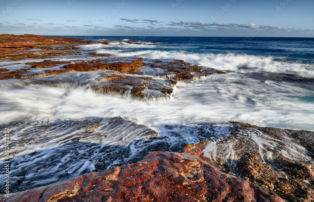 Obraz premium Heavy surf over the rocky coast of Western Australia in Kalbarri National Park 