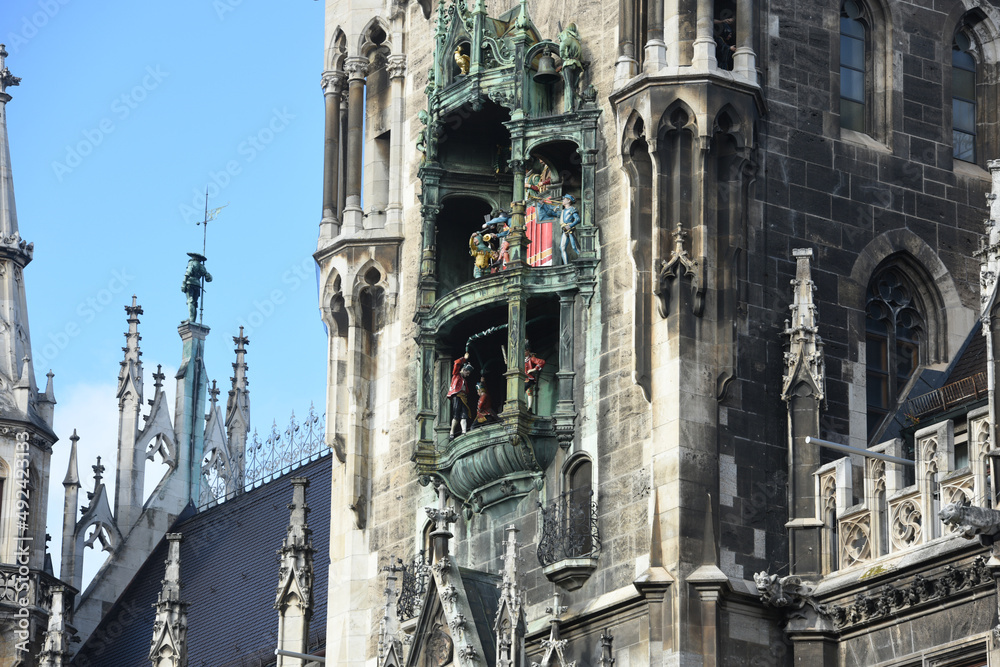 Der Turm des Rathauses in München mit dem Glockenspiel, Bayern, Deutschland, Europa