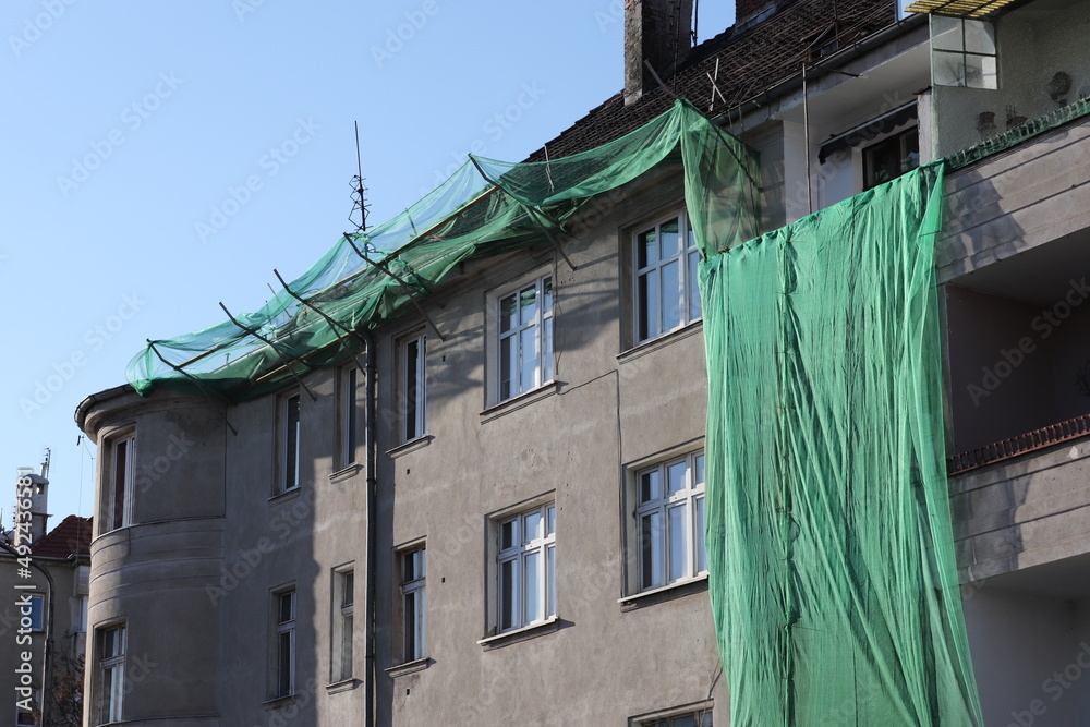 Stare zniszczone budynki we Wrocławiu nadające się do remontu z balkonami w słoneczny dzień. - obrazy, fototapety, plakaty 