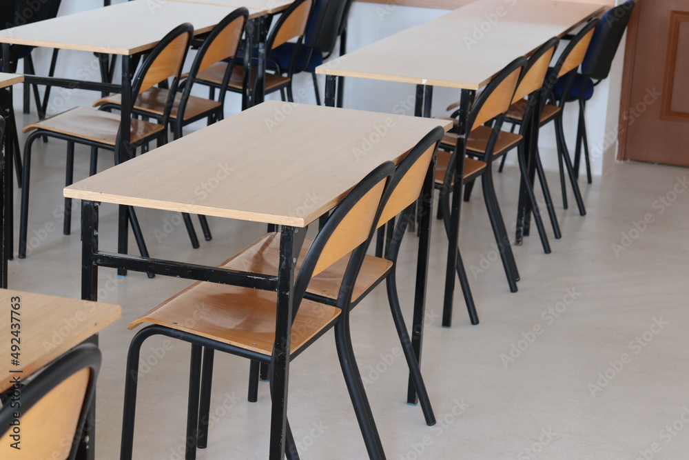 Klasa szkolna z ławkami i krzesłami dla uczniów.  - obrazy, fototapety, plakaty 