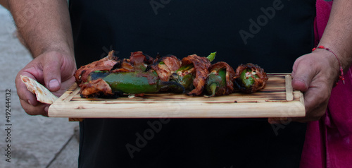 Obraz na plátně chiles jalapeños  rellenos de queso y chorizo envueltos en tocino