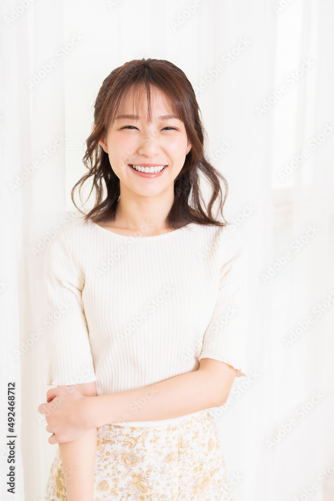 部屋でリラックスする女性 部屋でリラックスする女性