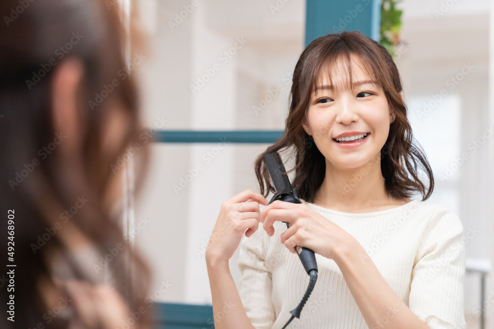 ヘアセットをする女性 ヘアセットをする女性