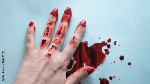 weibliche blutige weiße Hand Studioaufnahme