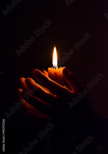 Fotografía burning candle in his hand, a prayer in the church