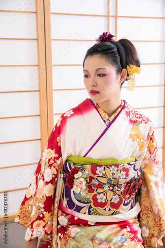 着物を着て襖の前に座る女性 Japan 
