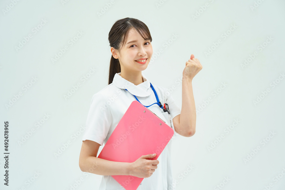 ガッツポーズをする白衣の女性