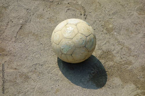 グラウンドに忘れ去られたサッカーボール、何故か物悲しい