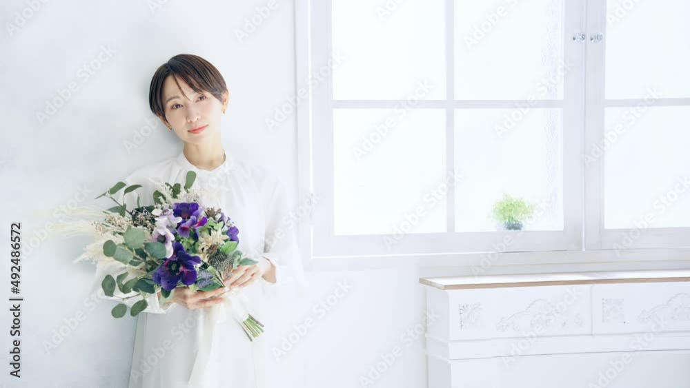 ブーケを持って微笑む女性 ブーケを持って微笑む女性