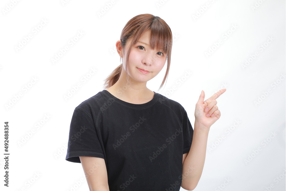 指をさすTシャツの女性 指をさすTシャツの女性