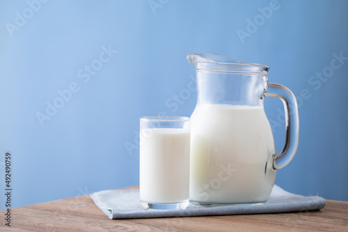 Fotografie テーブルの上の牛乳