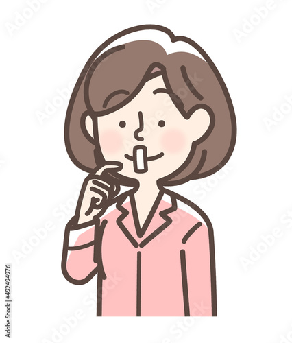 口にテープを貼っている女性