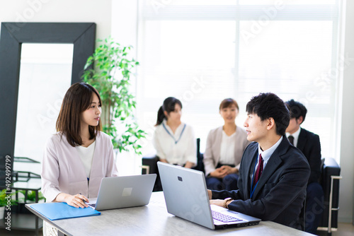 ミーティングをするビジネスパーソン