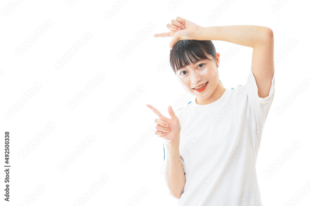 体操服で指をさす若い女子学生