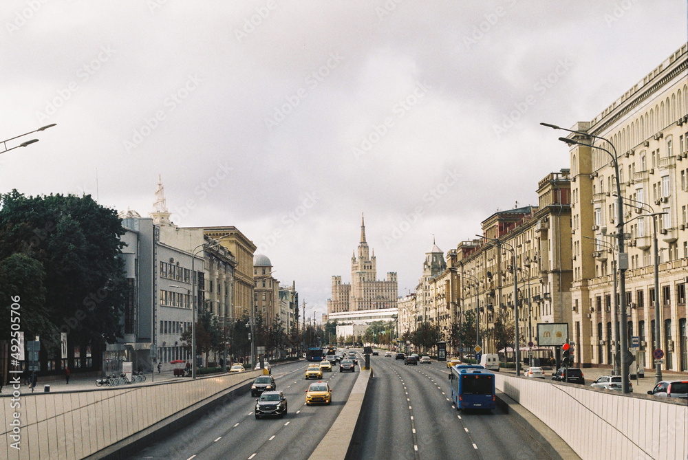 Obraz premium The street and traffic of Moscow