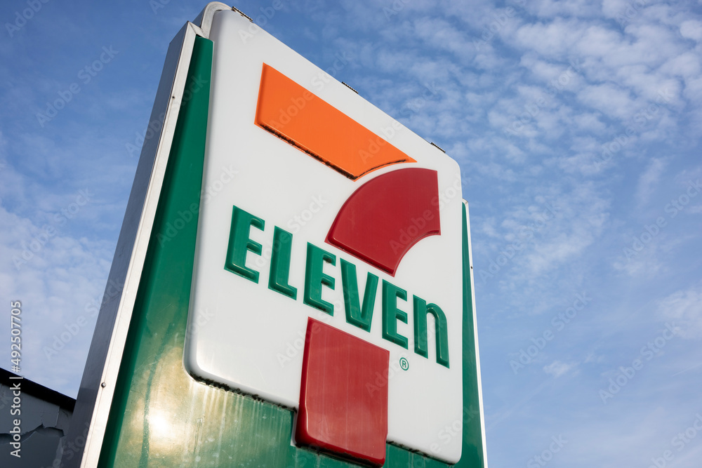 Foto de West Linn, OR, USA Mar 11, 2022 Closeup of the 7Eleven sign