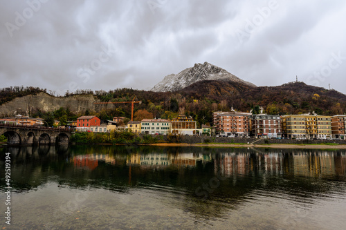 Foto del lago di Como d'inverno, foto realizzate dalla città di Lecco che si affaccia al lago di Como © edoardo