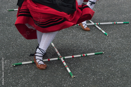 Danse basque en costume traditionnel avec les bâtons en croix par terre photo