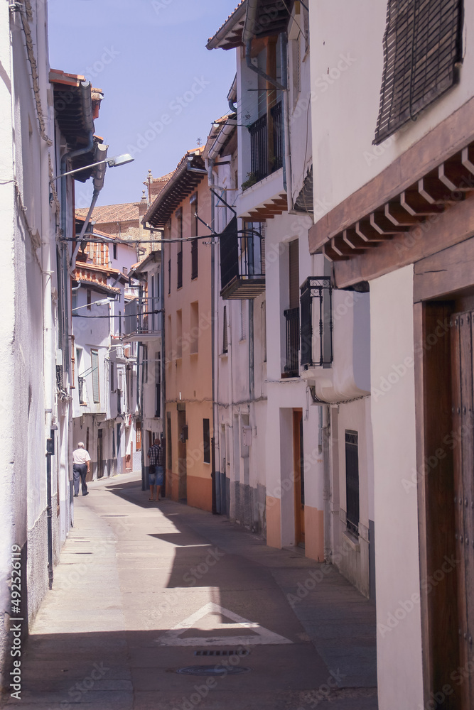 Calle estrecha y tradicional con sus casas con fachadas encaladas en Hervás, Cáceres, Extremadura, España.
