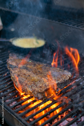 corte de res T- bone.T bonecorte en el asadorcorte al carbónmanos cortando t- bone sobre tabla de madera. 