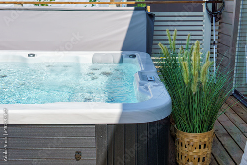 Fotografia Luxurious hot tub on the backyard terrace.