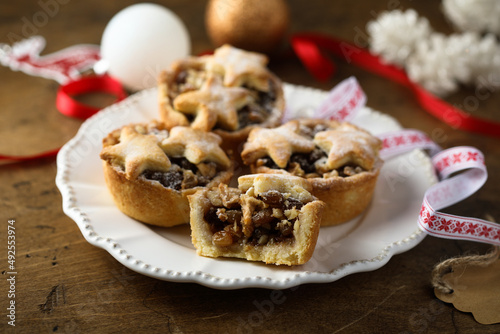 Foto Traditional festive mince pies on a plate