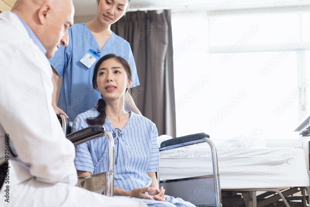 Obraz premium Doctors and medical students examining sick people