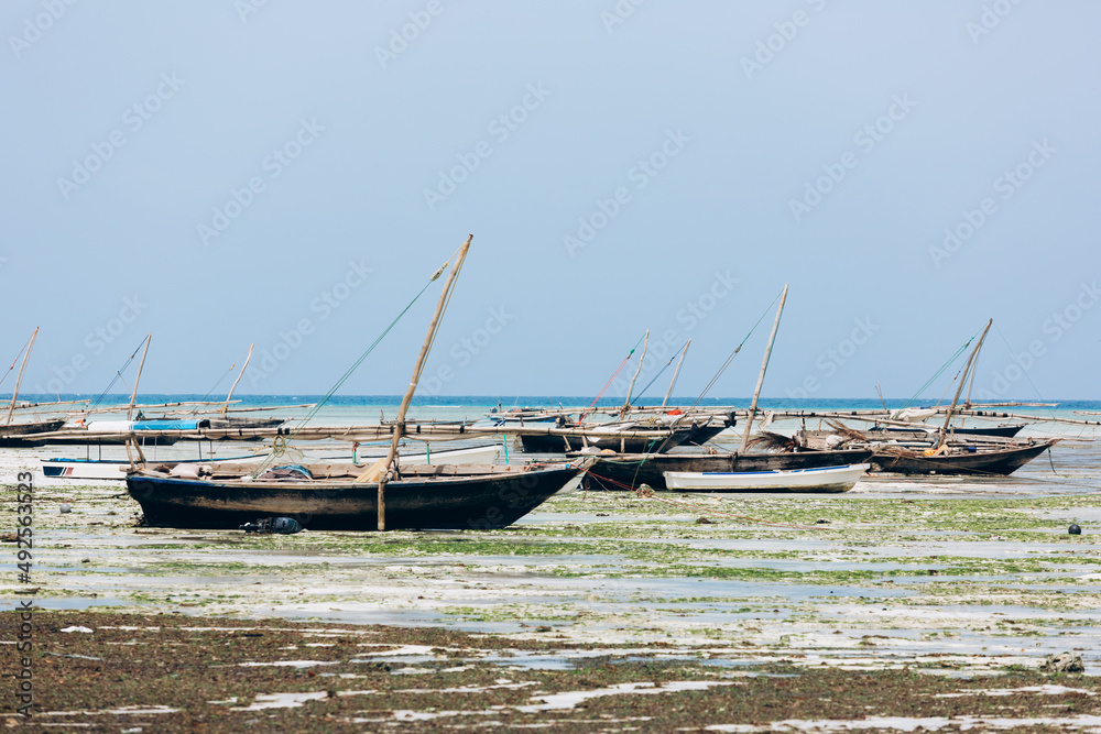 Obraz premium Authentic african boata in beautiful turquoise ocean beach, Zanzibar island