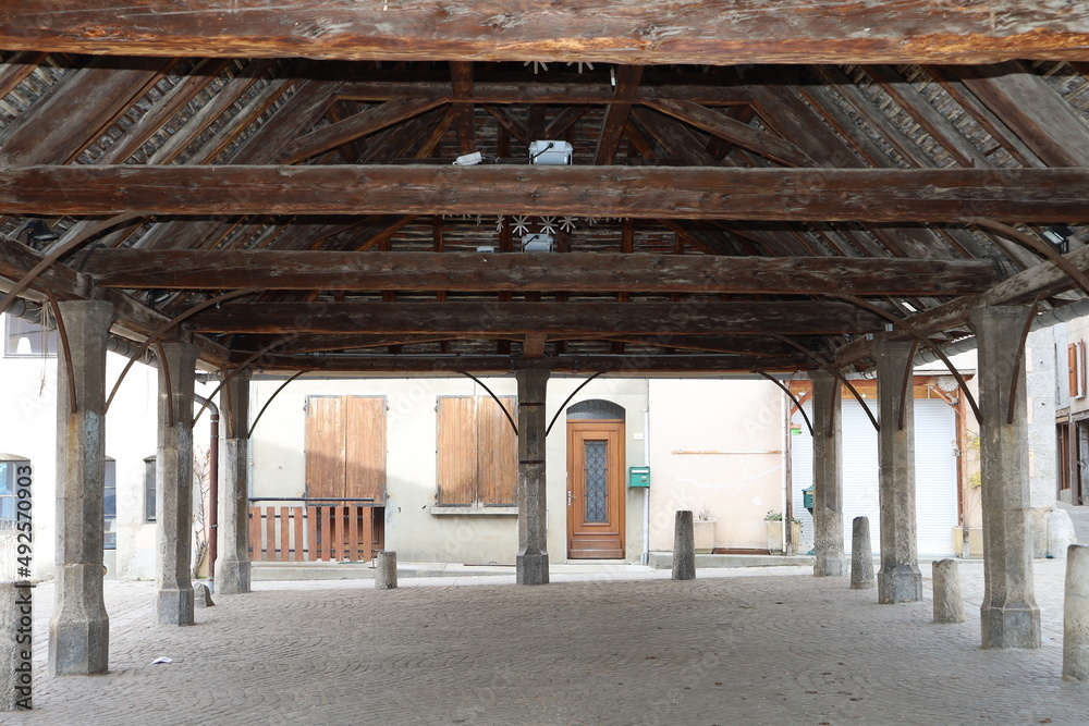 La halle du marché, sur la place de la halle, village de Mens, département de l'Isère, France