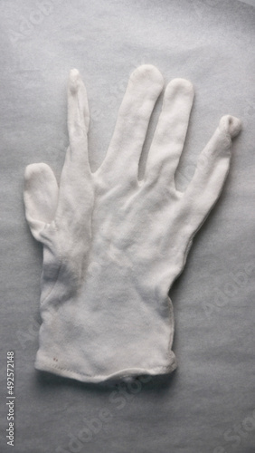 Un guante blanco de algodon sobre fondo blanco