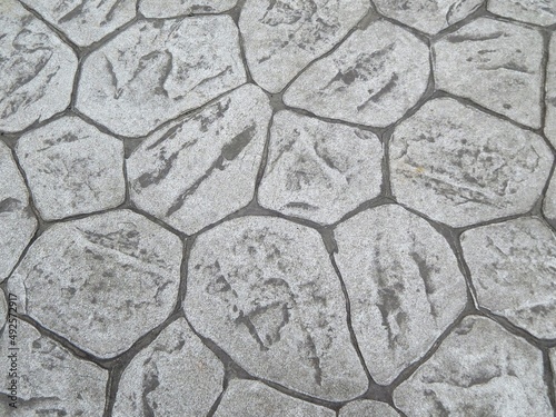 Pavement d'une cour extérieure en dalles grises irrégulières 