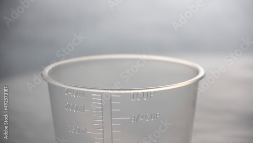 Vaso medidor de plástico transparente photo