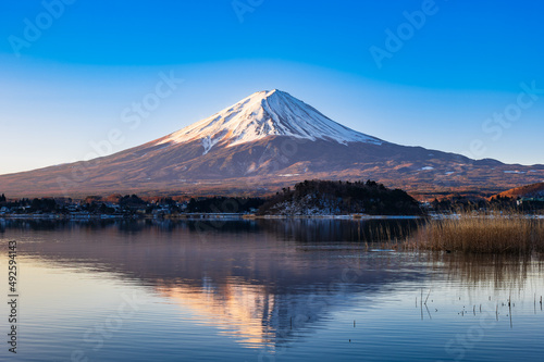 河口湖から眺める朝焼けの富士山 冬景