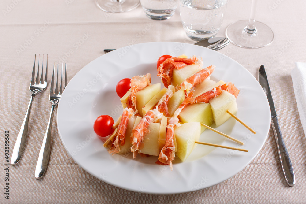 Foto de Classico antipasto turistico mediterraneo composto da spiedini